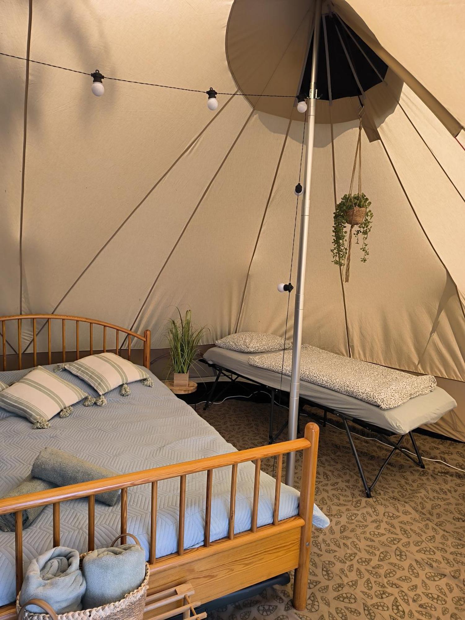 Glamping Roznov Hotell Rožnov pod Radhoštěm Exteriör bild